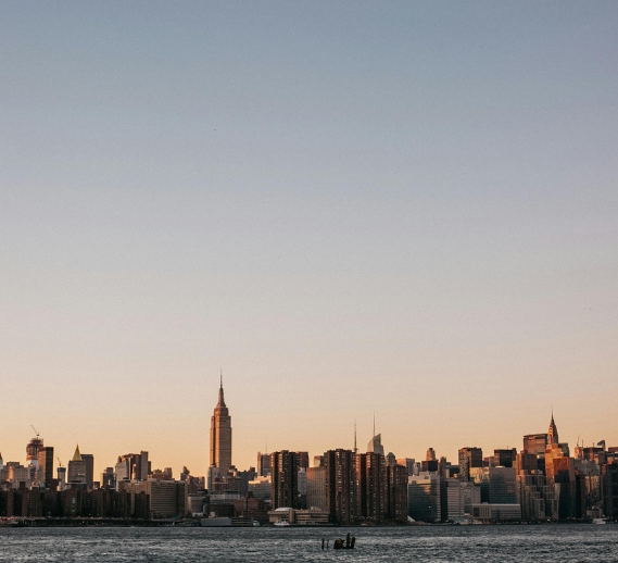  New York skyline image for Hogan Lovells’ case study on Cirrus and LCOR’s 3,000-home Flushing Airport redevelopment in Queens.